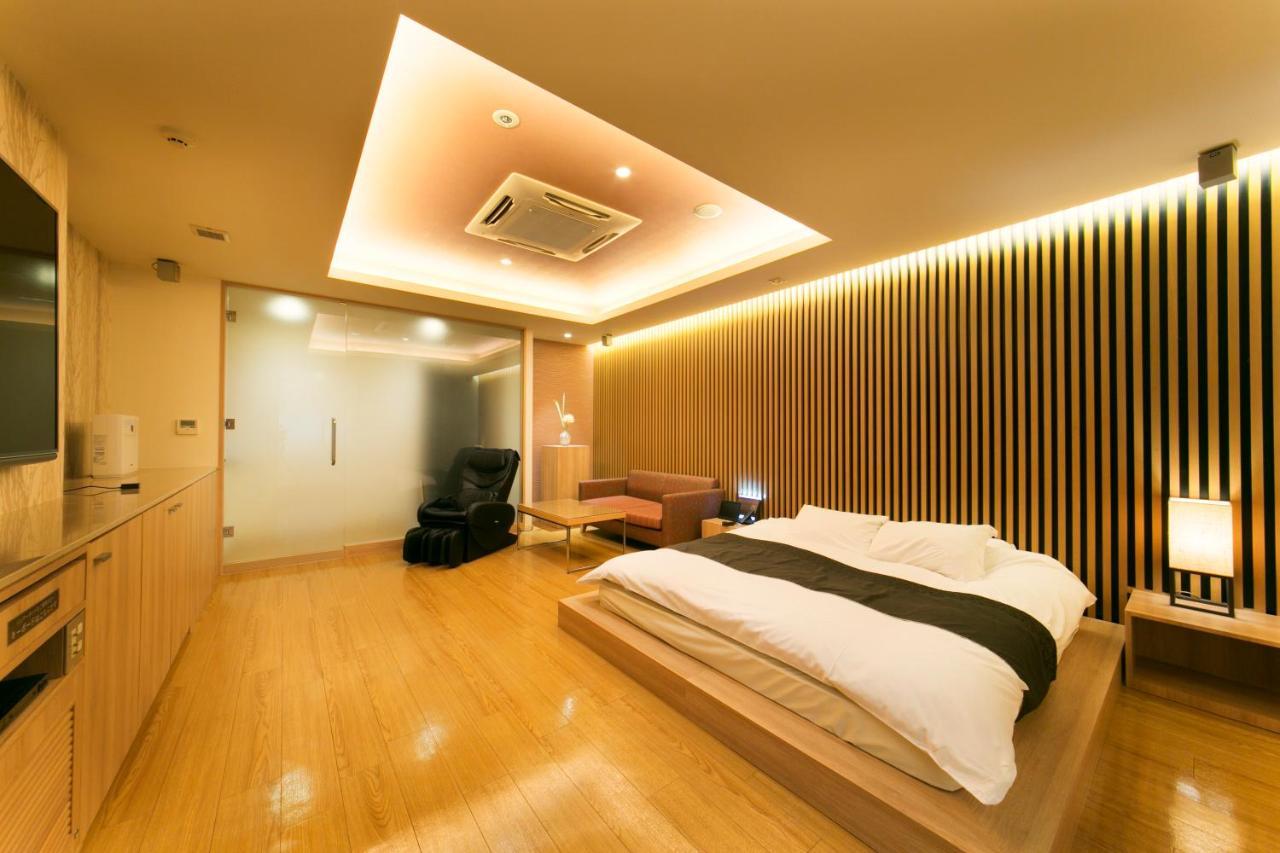 Hotel Lotus Toyonaka (Adults Only) Экстерьер фото